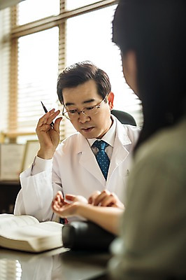 포토 JPG 여자 남자 중년 50대 실내 앉기 상반신 성인 두명 앞모습 뒷모습 30대 진료 한의학 한국인 한의원 한의사 맥박측정 진료실 진맥 성인만 국내포토 뷰포인트 의학 모션 병원 사람 동양인 내부 장년 의사 측정 파일형식