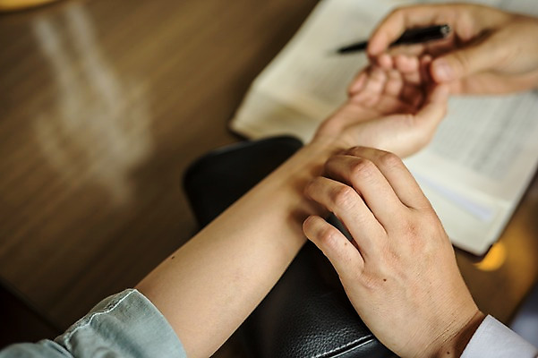 포토 JPG 여자 남자 중년 50대 실내 앉기 성인 두명 신체부위 30대 진료 한의학 한국인 한의원 팔 한의사 맥박측정 진료실 진맥 성인만 국내포토 의학 모션 병원 사람 동양인 내부 장년 의사 측정 파일형식