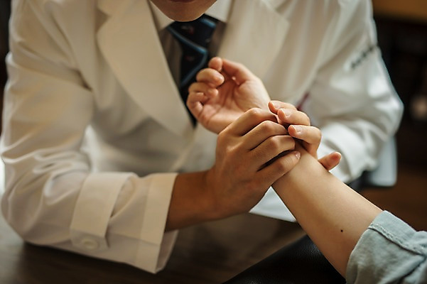 포토 뷰포인트 중년 의학 모션 병원 사람 동양인 내부 신체부위 장년 진료 의사 측정 파일형식 JPG 한의학 한의원 팔 앉기 30대 성인 두명 진료실 실내 한국인 한의사 남자 여자 맥박측정 진맥 50대 앞모습 성인만 국내포토