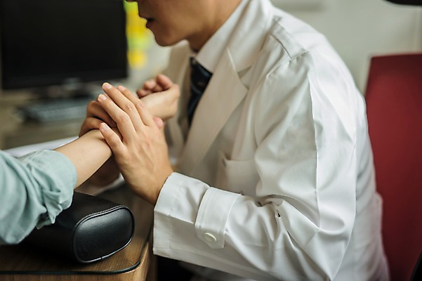 포토 JPG 여자 남자 50대 실내 앉기 성인 두명 옆모습 신체부위 30대 진료 한의학 한국인 한의원 팔 한의사 맥박측정 진료실 진맥 성인만 국내포토 뷰포인트 중년 의학 모션 병원 사람 동양인 내부 장년 의사 측정 파일형식