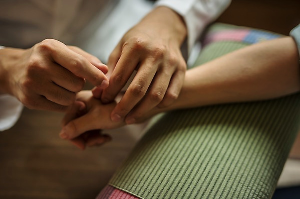 포토 JPG 손 여자 실내 성인 두명 신체부위 30대 진료 한의학 한국인 환자 한의원 한의사 침술 진료실 성인만 국내포토 의학 병원 사람 동양인 내부 장년 의사 파일형식