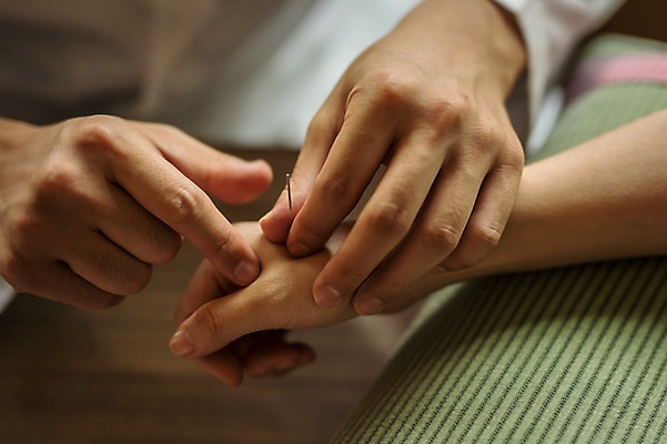 포토 의학 병원 사람 동양인 내부 신체부위 장년 진료 한의학 의사 파일형식 JPG 한의원 침술 두명 성인만 30대 성인 진료실 실내 한국인 환자 한의사 여자 손 국내포토