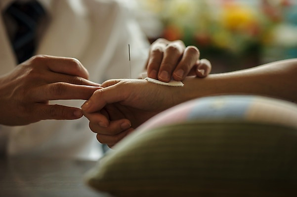 포토 의학 병원 사람 동양인 내부 신체부위 장년 진료 한의학 의사 파일형식 JPG 한의원 침술 두명 성인만 30대 성인 진료실 실내 한국인 환자 한의사 여자 손 국내포토