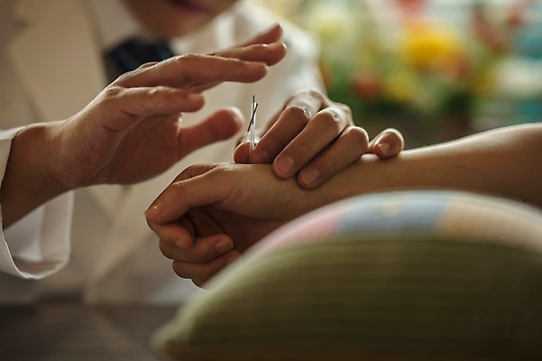 포토 JPG 손 여자 실내 성인 두명 신체부위 30대 진료 한의학 한국인 환자 한의원 한의사 침술 진료실 성인만 국내포토 의학 병원 사람 동양인 내부 장년 의사 파일형식