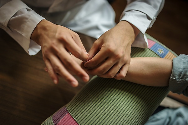 포토 JPG 손 여자 실내 성인 두명 신체부위 30대 진료 한의학 한국인 환자 한의원 한의사 침술 진료실 성인만 국내포토 의학 병원 사람 동양인 내부 장년 의사 파일형식