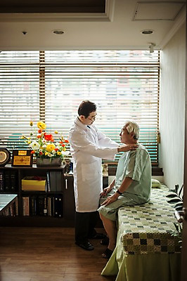 포토 JPG 전신 노년 남자 중년 50대 창문 실내 서기 앉기 두명 옆모습 진료 한의학 만지기 한국인 환자 의사가운 블라인드 60대 한의원 한의사 어깨통증 진료실 촉진 남자만 성인만 국내포토 뷰포인트 의학 모션 병원 사람 동양인 성인 내부 의사 가운 커튼 질병 파일형식