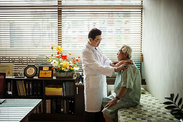 포토 JPG 노년 남자 중년 50대 창문 실내 서기 앉기 상반신 두명 옆모습 진료 한의학 만지기 한국인 환자 의사가운 블라인드 60대 한의원 한의사 어깨통증 진료실 촉진 남자만 성인만 국내포토 뷰포인트 의학 모션 병원 사람 동양인 성인 내부 의사 가운 커튼 질병 파일형식