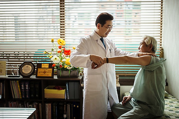 포토 JPG 노년 남자 중년 50대 창문 실내 서기 앉기 상반신 두명 옆모습 손들기 진료 한의학 만지기 한국인 환자 의사가운 블라인드 60대 한의원 한의사 어깨통증 진료실 촉진 남자만 성인만 국내포토 뷰포인트 의학 모션 병원 사람 동양인 성인 내부 의사 가운 커튼 질병 파일형식