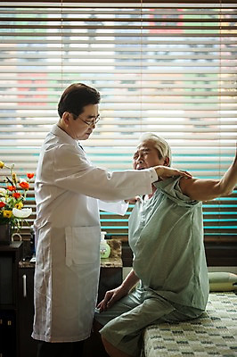 포토 JPG 노년 남자 중년 50대 창문 실내 서기 앉기 상반신 두명 옆모습 손들기 진료 고통 한의학 만지기 한국인 환자 의사가운 블라인드 60대 한의원 한의사 어깨통증 진료실 촉진 남자만 성인만 국내포토 감정 뷰포인트 의학 모션 병원 사람 동양인 성인 내부 의사 가운 커튼 질병 파일형식