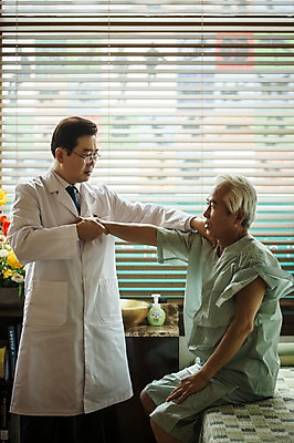 포토 JPG 노년 남자 중년 50대 창문 실내 서기 앉기 상반신 두명 옆모습 손들기 진료 한의학 만지기 한국인 환자 의사가운 블라인드 60대 한의원 한의사 어깨통증 진료실 촉진 남자만 성인만 국내포토 뷰포인트 의학 모션 병원 사람 동양인 성인 내부 의사 가운 커튼 질병 파일형식