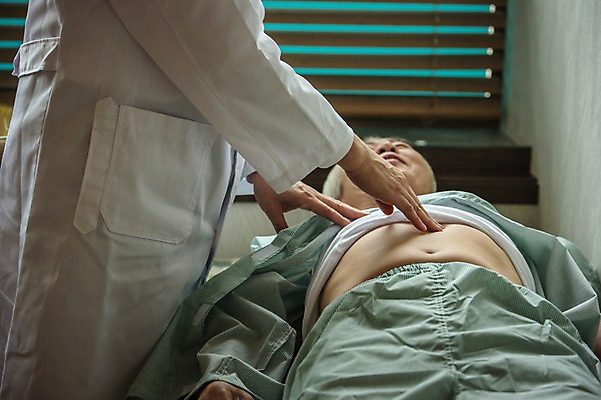 포토 JPG 노년 남자 중년 50대 실내 서기 상반신 두명 옆모습 눕기 진료 한의학 만지기 한국인 환자 누름 60대 한의원 한의사 진료실 촉진 복부 남자만 성인만 국내포토 뷰포인트 의학 모션 병원 사람 동양인 성인 내부 신체부위 의사 파일형식