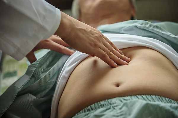 포토 JPG 노년 남자 중년 50대 실내 서기 상반신 두명 앞모습 눕기 진료 한의학 만지기 한국인 환자 누름 60대 한의원 한의사 진료실 촉진 복부 남자만 성인만 국내포토 뷰포인트 의학 모션 병원 사람 동양인 성인 내부 신체부위 의사 파일형식