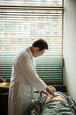 포토 JPG 노년 남자 중년 50대 창문 실내 서기 상반신 두명 옆모습 눕기 진료 한의학 만지기 한국인 환자 블라인드 누름 60대 한의원 한의사 진료실 촉진 복부 남자만 성인만 국내포토 뷰포인트 의학 모션 병원 사람 동양인 성인 내부 신체부위 의사 커튼 파일형식