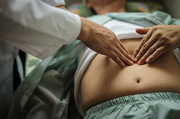 포토 JPG 노년 남자 중년 50대 실내 서기 상반신 두명 앞모습 눕기 진료 한의학 만지기 한국인 환자 누름 60대 한의원 한의사 진료실 촉진 복부 남자만 성인만 국내포토 뷰포인트 의학 모션 병원 사람 동양인 성인 내부 신체부위 의사 파일형식