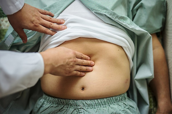 포토 JPG 노년 남자 중년 50대 실내 서기 상반신 두명 앞모습 눕기 진료 한의학 만지기 한국인 환자 누름 60대 한의원 한의사 진료실 촉진 복부 남자만 성인만 국내포토 뷰포인트 의학 모션 병원 사람 동양인 성인 내부 신체부위 의사 파일형식