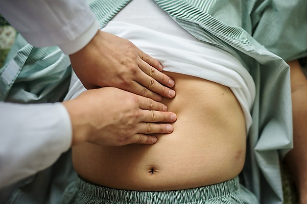 포토 JPG 노년 남자 중년 50대 실내 서기 상반신 두명 앞모습 눕기 진료 한의학 만지기 한국인 환자 누름 60대 한의원 한의사 진료실 촉진 복부 남자만 성인만 국내포토 뷰포인트 의학 모션 병원 사람 동양인 성인 내부 신체부위 의사 파일형식