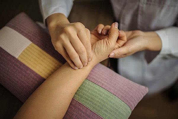 포토 JPG 여자 실내 앉기 상반신 성인 두명 신체부위 30대 진료 한의학 한국인 환자 한의원 팔 한의사 맥박측정 진료실 진맥 성인여자만 국내포토 의학 모션 병원 사람 동양인 내부 장년 의사 측정 여자만 성인만 파일형식