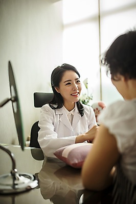 포토 JPG 여자 실내 앉기 상반신 성인 두명 앞모습 뒷모습 신체부위 30대 진료 한의학 한국인 환자 의사가운 한의원 팔 한의사 맥박측정 진료실 진맥 성인여자만 국내포토 뷰포인트 의학 모션 병원 사람 동양인 내부 장년 의사 가운 측정 여자만 성인만 파일형식