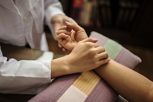 포토 JPG 여자 실내 앉기 상반신 성인 두명 신체부위 30대 진료 한의학 한국인 환자 한의원 팔 한의사 맥박측정 진료실 진맥 성인여자만 국내포토 의학 모션 병원 사람 동양인 내부 장년 의사 측정 여자만 성인만 파일형식