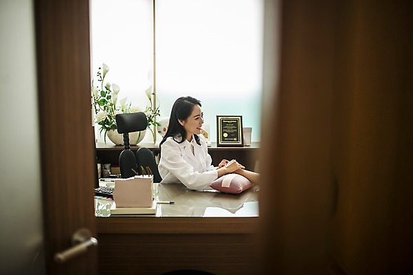 포토 JPG 여자 실내 미소 앉기 상반신 성인 두명 옆모습 신체부위 30대 진료 한의학 한국인 환자 의사가운 한의원 팔 한의사 맥박측정 진료실 진맥 성인여자만 국내포토 뷰포인트 의학 모션 표정 병원 사람 동양인 내부 장년 의사 가운 측정 여자만 성인만 파일형식