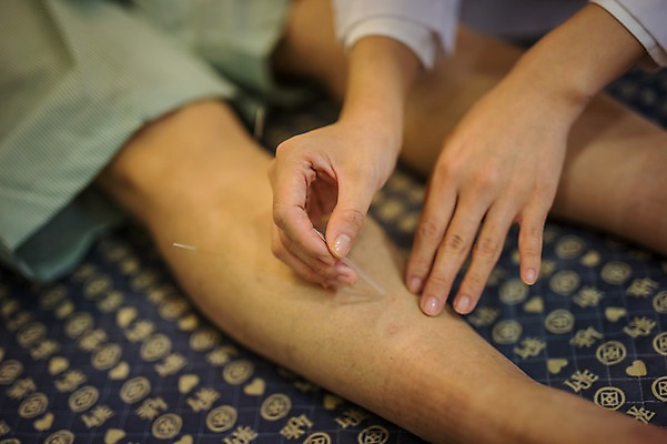 포토 JPG 손 여자 노년 남자 실내 성인 두명 신체부위 치료 30대 진료 한의학 한국인 환자 다리 60대 한의원 한의사 침술 성인만 국내포토 의학 병원 사람 동양인 내부 장년 의사 파일형식