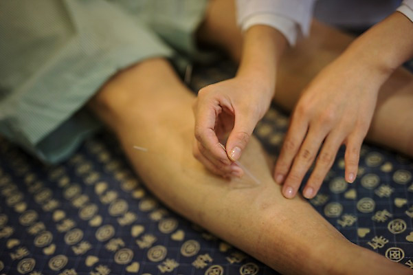 포토 JPG 손 여자 노년 남자 실내 성인 두명 신체부위 치료 30대 진료 한의학 한국인 환자 다리 60대 한의원 한의사 침술 성인만 국내포토 의학 병원 사람 동양인 내부 장년 의사 파일형식