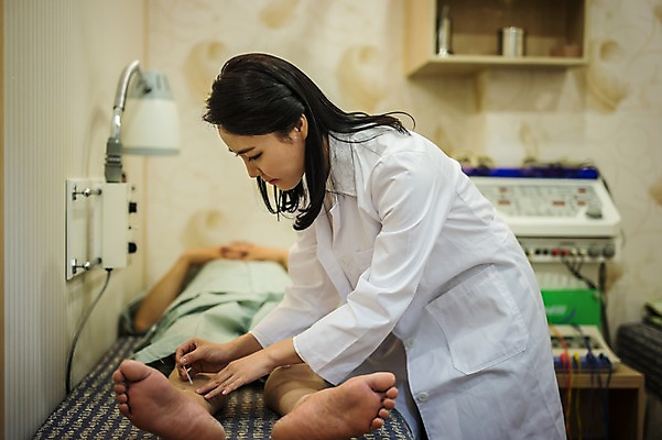 포토 JPG 손 여자 노년 남자 실내 서기 성인 두명 옆모습 신체부위 치료 30대 눕기 진료 한의학 한국인 환자 다리 의사가운 60대 한의원 한의사 침술 성인만 국내포토 뷰포인트 의학 모션 병원 사람 동양인 내부 장년 의사 가운 파일형식