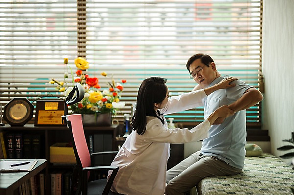 포토 JPG 여자 남자 중년 50대 창문 실내 앉기 상반신 성인 두명 옆모습 30대 진료 한의학 한국인 환자 의사가운 블라인드 한의원 한의사 어깨통증 진료실 성인만 국내포토 뷰포인트 의학 모션 병원 사람 동양인 내부 장년 의사 가운 커튼 질병 파일형식 옷 인종 의료진 직업