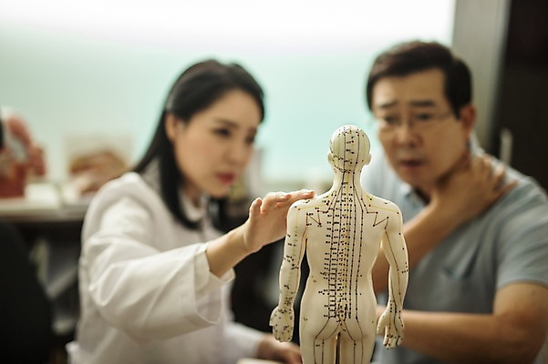 포토 JPG 여자 남자 중년 50대 인체모형 실내 설명 앉기 상반신 성인 두명 옆모습 아웃포커스 30대 진료 한의학 한국인 환자 한의원 한의사 어깨통증 진료실 성인만 국내포토 뷰포인트 의학 모션 촬영기법 병원 사람 동양인 내부 장년 모형 의사 질병 파일형식