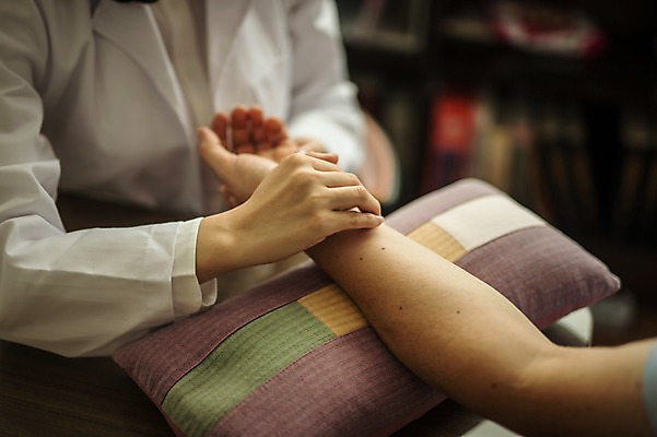 포토 JPG 여자 남자 중년 50대 실내 앉기 상반신 성인 두명 앞모습 30대 진료 한의학 한국인 환자 한의원 한의사 맥박측정 진료실 진맥 성인만 국내포토 뷰포인트 의학 모션 병원 사람 동양인 내부 장년 의사 측정 파일형식