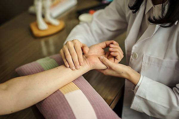 포토 JPG 여자 남자 중년 50대 실내 앉기 상반신 성인 두명 앞모습 30대 진료 한의학 한국인 환자 한의원 한의사 맥박측정 진료실 진맥 성인만 국내포토 뷰포인트 의학 모션 병원 사람 동양인 내부 장년 의사 측정 파일형식