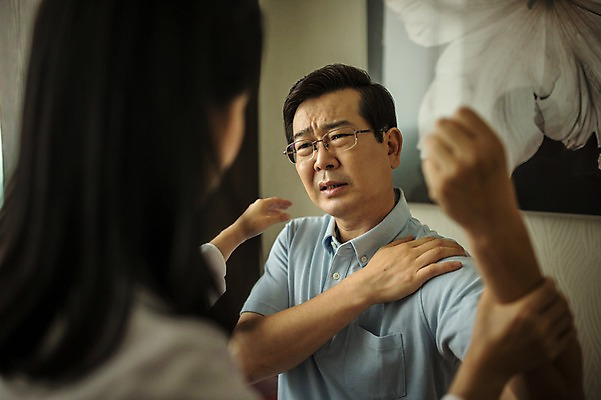 포토 JPG 여자 남자 중년 50대 실내 앉기 상반신 성인 두명 앞모습 뒷모습 30대 손들기 진료 고통 한의학 한국인 환자 찡그림 한의원 한의사 어깨통증 진료실 성인만 국내포토 감정 뷰포인트 의학 모션 표정 병원 사람 동양인 내부 장년 의사 질병 파일형식