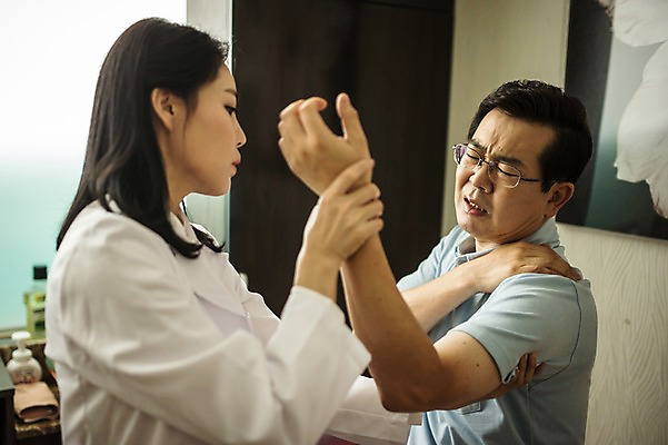 포토 JPG 여자 남자 중년 50대 실내 앉기 상반신 성인 두명 옆모습 30대 손들기 진료 고통 한의학 한국인 환자 의사가운 찡그림 책상 한의원 한의사 어깨통증 진료실 성인만 국내포토 감정 뷰포인트 가구 의학 모션 표정 병원 사람 동양인 내부 장년 의사 가운 질병 파일형식