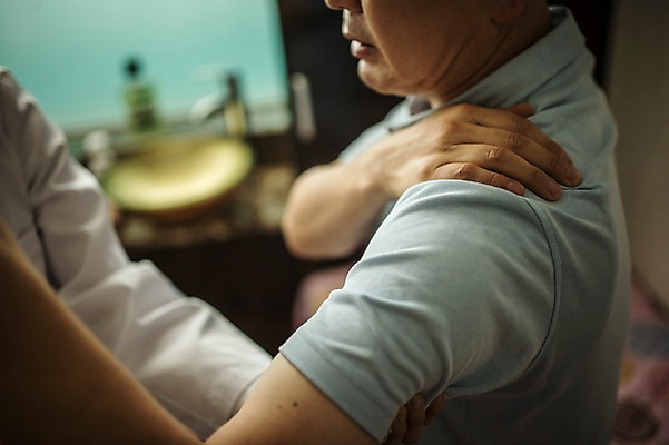 포토 JPG 여자 남자 중년 50대 실내 앉기 상반신 성인 두명 옆모습 30대 손들기 진료 한의학 한국인 환자 한의원 한의사 진료실 성인만 국내포토 뷰포인트 의학 모션 병원 사람 동양인 내부 장년 의사 파일형식