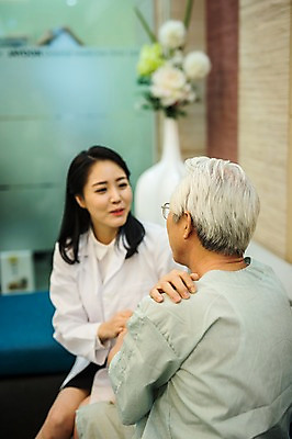 포토 JPG 여자 노년 남자 실내 미소 앉기 상반신 성인 두명 앞모습 뒷모습 30대 진료 한의학 한국인 환자 의사가운 60대 상담 한의원 한의사 어깨통증 성인만 국내포토 뷰포인트 의학 모션 표정 병원 사람 동양인 내부 장년 의사 가운 질병 파일형식