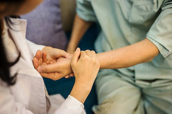 포토 JPG 여자 노년 남자 실내 앉기 상반신 성인 두명 옆모습 30대 진료 한의학 한국인 환자 60대 한의원 한의사 진맥 성인만 국내포토 뷰포인트 의학 모션 병원 사람 동양인 내부 장년 의사 파일형식