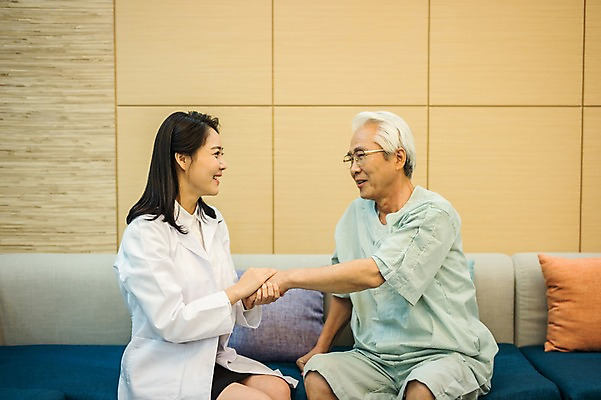 포토 JPG 여자 노년 남자 실내 미소 앉기 상반신 성인 두명 옆모습 30대 소파 손잡기 진료 한의학 한국인 환자 의사가운 60대 상담 한의원 한의사 성인만 국내포토 뷰포인트 의자 의학 모션 표정 병원 사람 동양인 내부 장년 의사 가운 파일형식