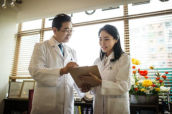 포토 JPG 여자 남자 50대 창문 실내 대화 서기 들기 상반신 성인 두명 앞모습 30대 한의학 한국인 의사가운 블라인드 한의원 한의사 서류판 진료실 성인만 국내포토 뷰포인트 중년 의학 모션 병원 말하기 사람 동양인 내부 장년 사무용품 진료 의사 가운 커튼 파일형식