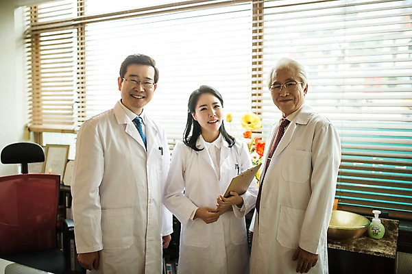 포토 JPG 여자 노년 남자 중년 50대 창문 실내 서기 상반신 성인 앞모습 세명 30대 한의학 한국인 의사가운 블라인드 60대 한의원 한의사 진료실 국내포토 뷰포인트 의학 모션 병원 사람 동양인 내부 장년 진료 의사 가운 커튼 파일형식