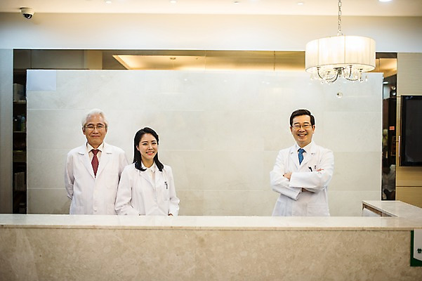 포토 JPG 여자 노년 남자 중년 50대 실내 서기 웃음 상반신 성인 앞모습 세명 30대 팔짱 한의학 한국인 의사가운 60대 프런트 한의원 한의사 국내포토 뷰포인트 의학 모션 표정 병원 사람 동양인 내부 장년 의사 가운 파일형식