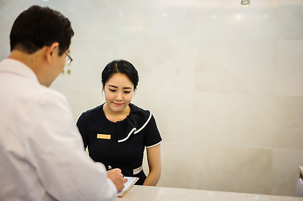 포토 JPG 여자 남자 중년 50대 실내 대화 서기 미소 상반신 성인 두명 앞모습 뒷모습 30대 한의학 한국인 의사가운 프런트 안내원 한의원 한의사 성인만 국내포토 직업 뷰포인트 의학 모션 표정 병원 말하기 사람 동양인 내부 장년 의사 가운 파일형식