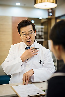 포토 뷰포인트 중년 의학 모션 병원 말하기 사람 동양인 성인 내부 의사 가운 파일형식 뒷모습 앞모습 JPG 한의학 한의원 실내 대화 서기 한국인 30대 50대 상반신 두명 남자 여자 한의사 의사가운 프런트 성인만 국내포토