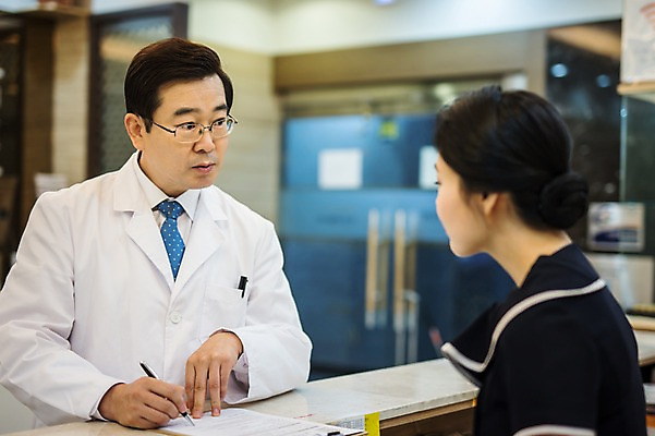 포토 JPG 여자 남자 중년 50대 실내 대화 서기 상반신 성인 두명 옆모습 30대 한의학 한국인 의사가운 프런트 안내원 한의원 한의사 성인만 국내포토 직업 뷰포인트 의학 모션 병원 말하기 사람 동양인 내부 장년 의사 가운 파일형식 옷 인종 의료진