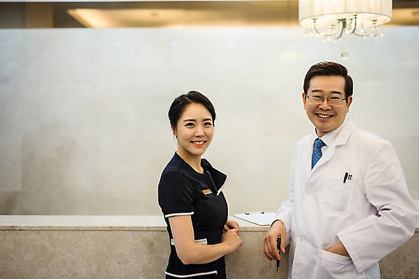 포토 JPG 여자 남자 중년 50대 실내 대화 서기 미소 상반신 성인 두명 앞모습 30대 한의학 한국인 의사가운 프런트 안내원 한의원 한의사 성인만 국내포토 직업 뷰포인트 의학 모션 표정 병원 말하기 사람 동양인 내부 장년 의사 가운 파일형식