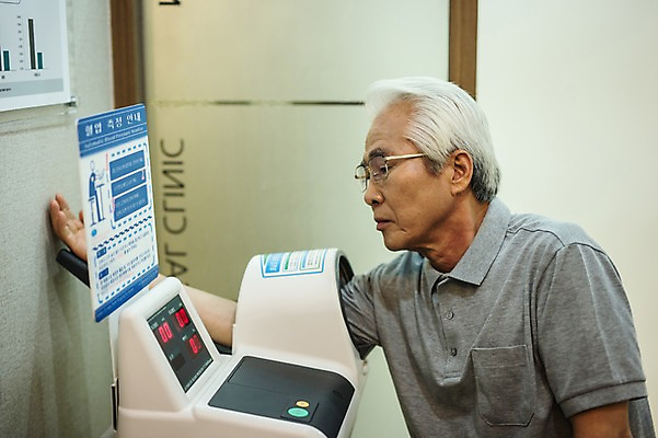 포토 JPG 노년 남자 실내 한명 앉기 상반신 옆모습 진료 한의학 한국인 환자 60대 한의원 혈압계 측정기구 노인남자한명만 국내포토 1 뷰포인트 의학 의료기기 모션 병원 사람 동양인 성인 내부 기구 혈압 남자한명만 노인남자만 파일형식