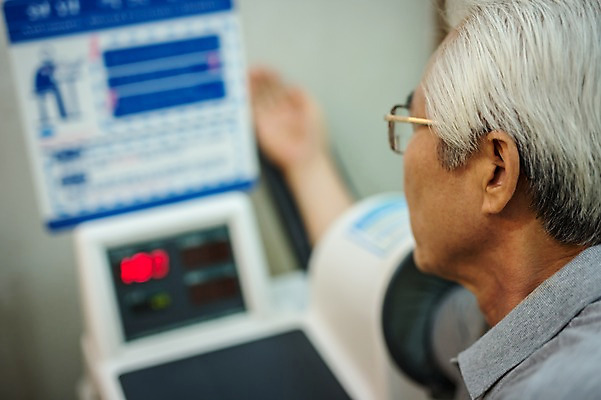 포토 JPG 노년 남자 실내 한명 앉기 상반신 옆모습 진료 한의학 한국인 환자 60대 한의원 혈압계 측정기구 노인남자한명만 국내포토 1 뷰포인트 의학 의료기기 모션 병원 사람 동양인 성인 내부 기구 혈압 남자한명만 노인남자만 파일형식