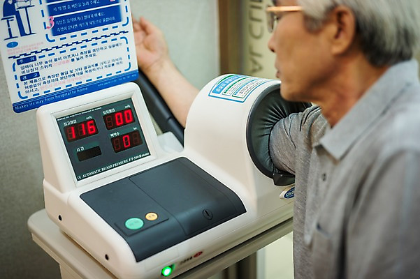 포토 JPG 노년 남자 실내 한명 앉기 상반신 옆모습 진료 한의학 한국인 환자 60대 한의원 혈압계 측정기구 노인남자한명만 국내포토 1 뷰포인트 의학 의료기기 모션 병원 사람 동양인 성인 내부 기구 혈압 남자한명만 노인남자만 파일형식