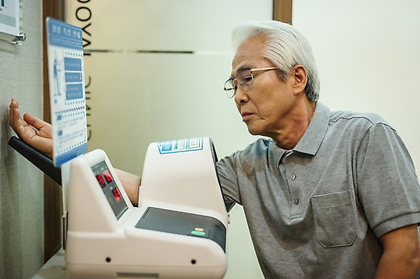 포토 JPG 노년 남자 실내 한명 앉기 상반신 옆모습 진료 한의학 한국인 환자 60대 한의원 혈압계 측정기구 노인남자한명만 국내포토 1 뷰포인트 의학 의료기기 모션 병원 사람 동양인 성인 내부 기구 혈압 남자한명만 노인남자만 파일형식
