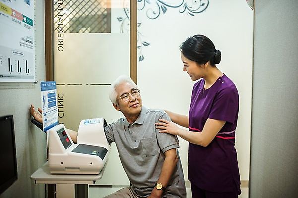 포토 JPG 여자 노년 남자 실내 서기 미소 앉기 성인 두명 옆모습 30대 진료 한의학 한국인 환자 간호사 60대 한의원 혈압계 성인만 국내포토 뷰포인트 의학 의료기기 모션 표정 병원 사람 동양인 내부 장년 의료진 혈압 파일형식