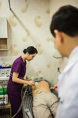 포토 JPG 여자 노년 남자 엎드리기 중년 50대 서기 상반신 성인 옆모습 치료 세명 30대 진료 한의학 한국인 환자 간호사 의사가운 60대 한의원 한의사 부항 국내포토 뷰포인트 의학 모션 병원 사람 동양인 장년 의료진 의사 가운 파일형식